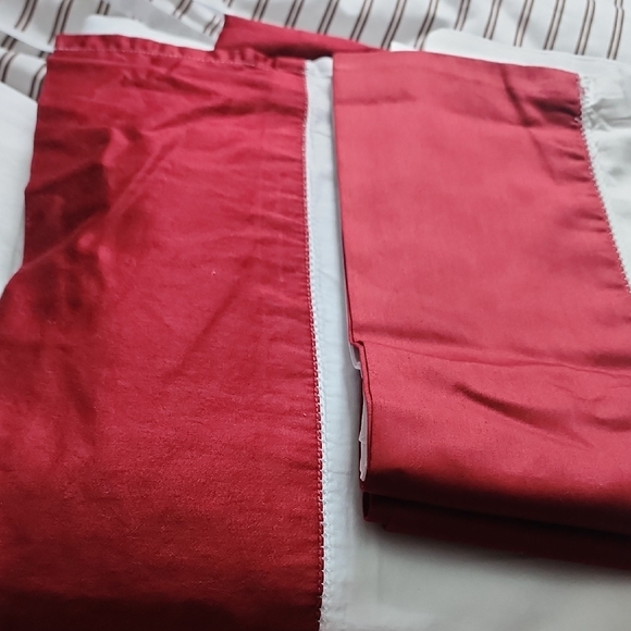 Elegant White and Red Bedding Sheet Set - Picture 4 of 8